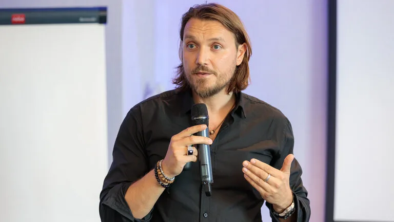 Dawid Gutkowski podczas wystąpienia